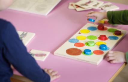 Как научить различать цвета детей: эффективные методы, интересные идеи и рекомендации